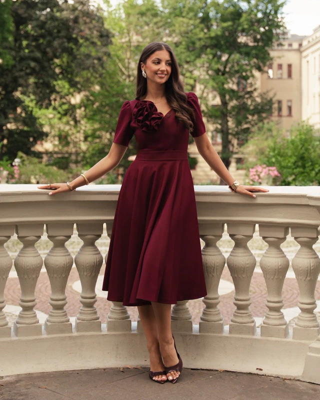 sukienka elizabeth rubi midi rozkloszowana z rozami bordowa.webp