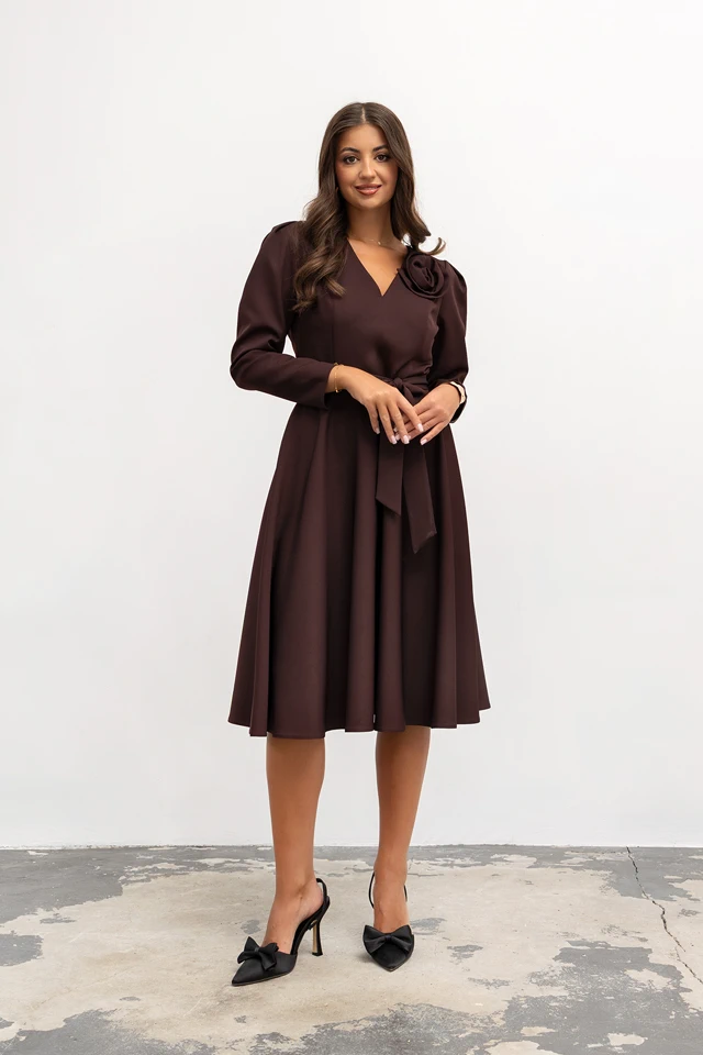 sukienka midi rozkloszowana dlugi rekaw jennifer modello czekoladowa.webp