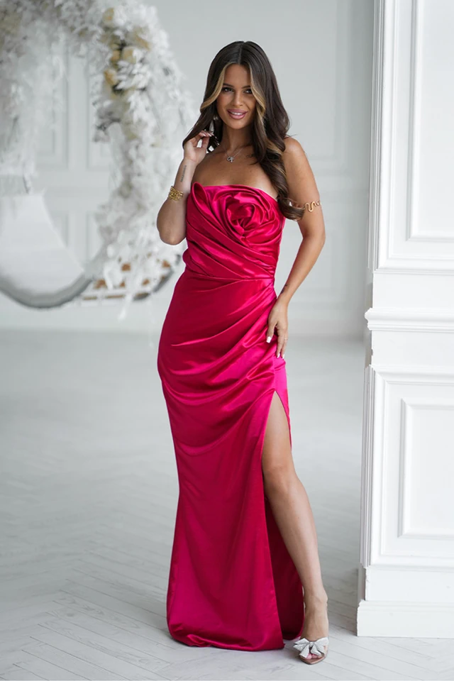 sukienka maxi bicotone satynowa z drapowana roza czerwona.webp