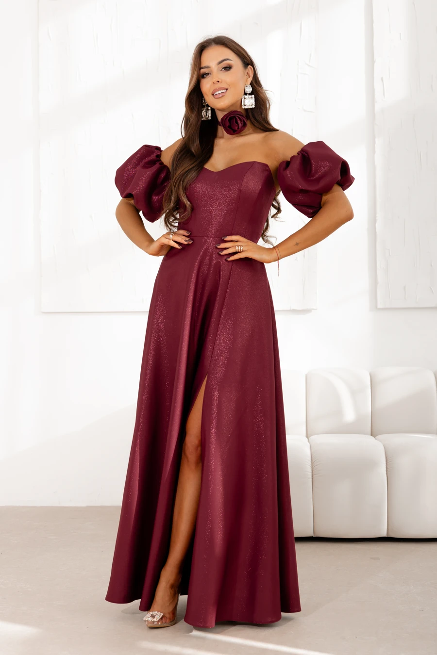 sukienka gorsetowa maxi rozkloszowana z bufkami lacoria esmeralda bordowa blysk.webp