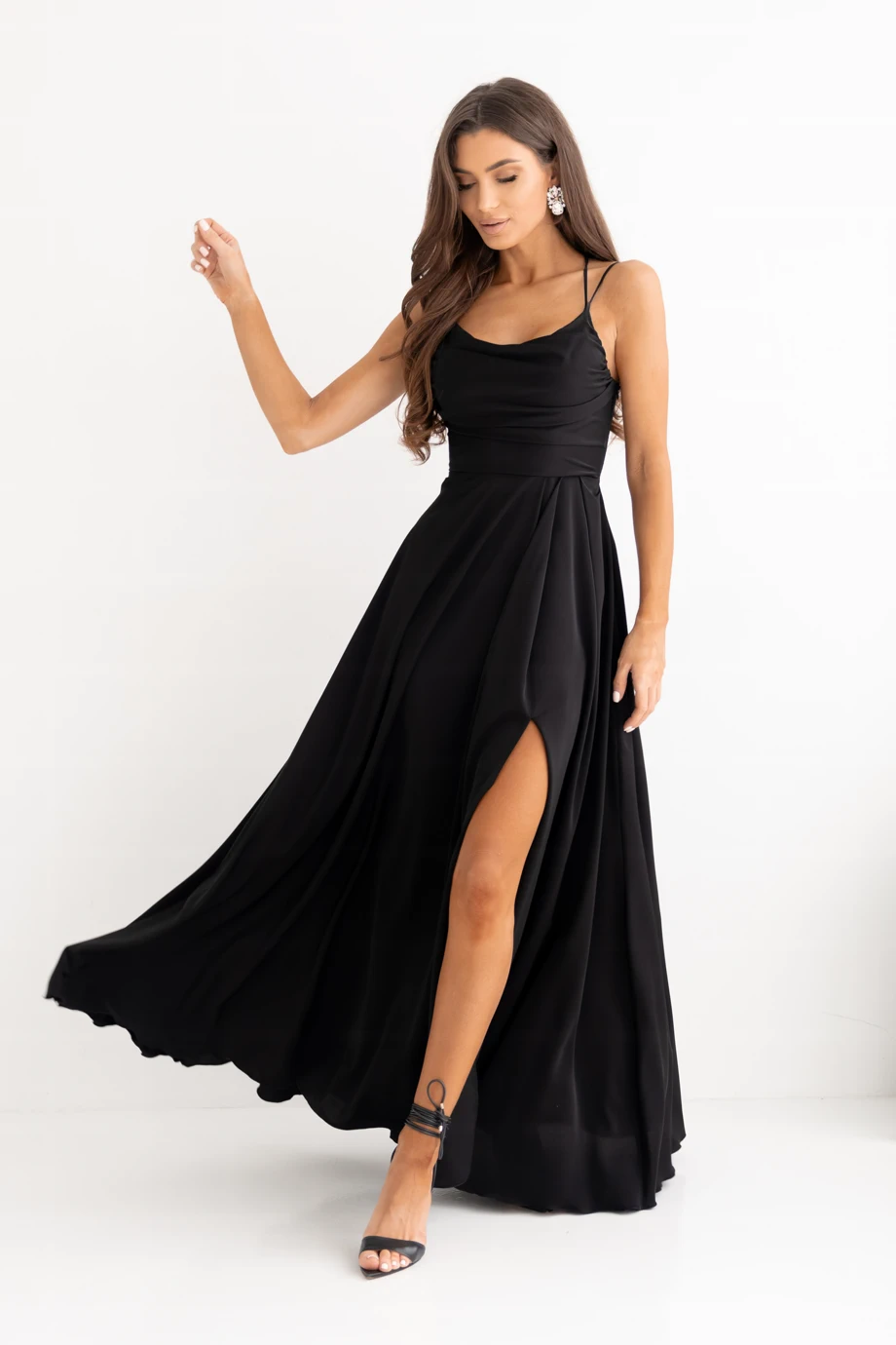 sukienka maxi z gorsetowym wiazaniem duet valeria gladka czarna.webp