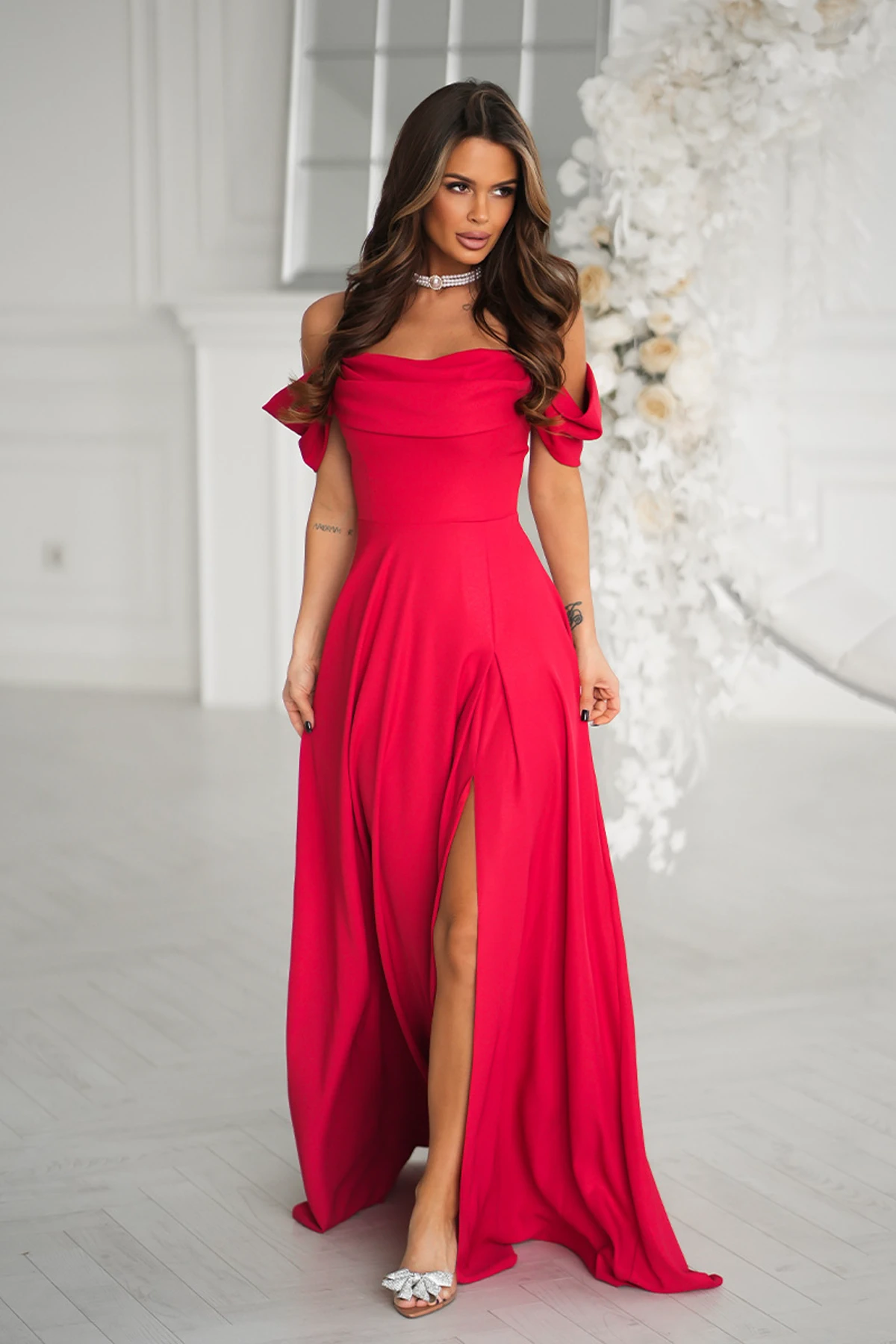 sukienka bicotone maxi z opadajacymi ramiaczkami czerwona z blyskiem.webp