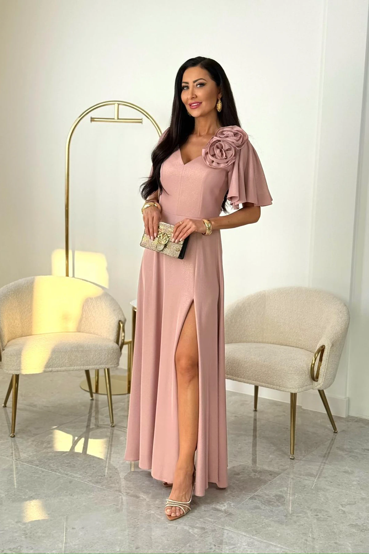 sukienka maxi z motylkowym rekawem i rozami rozowa z blyskiem elizabeth liwia.webp