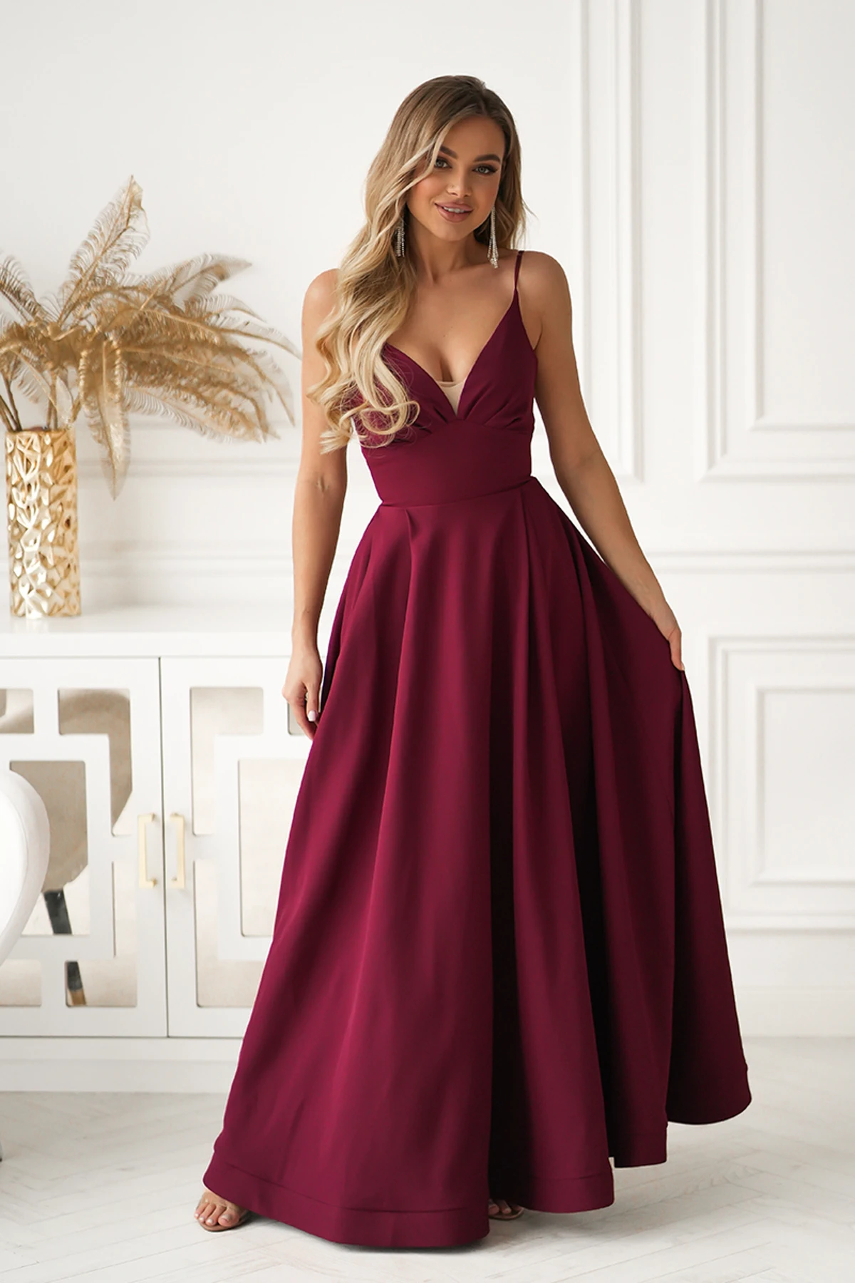 sukienka maxi z wiązaniem gorsetowym na cienkich ramiączkach z rozkloszowanym dołem bicotone bordowa.webp