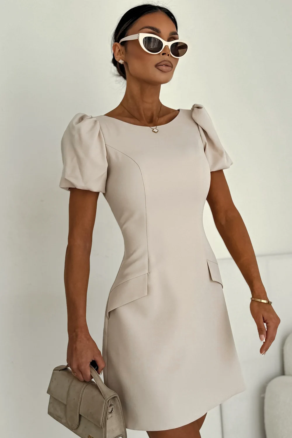sukienka krotka z bufiastymi rekawkami elizabeth collection amelia bezowa.webp