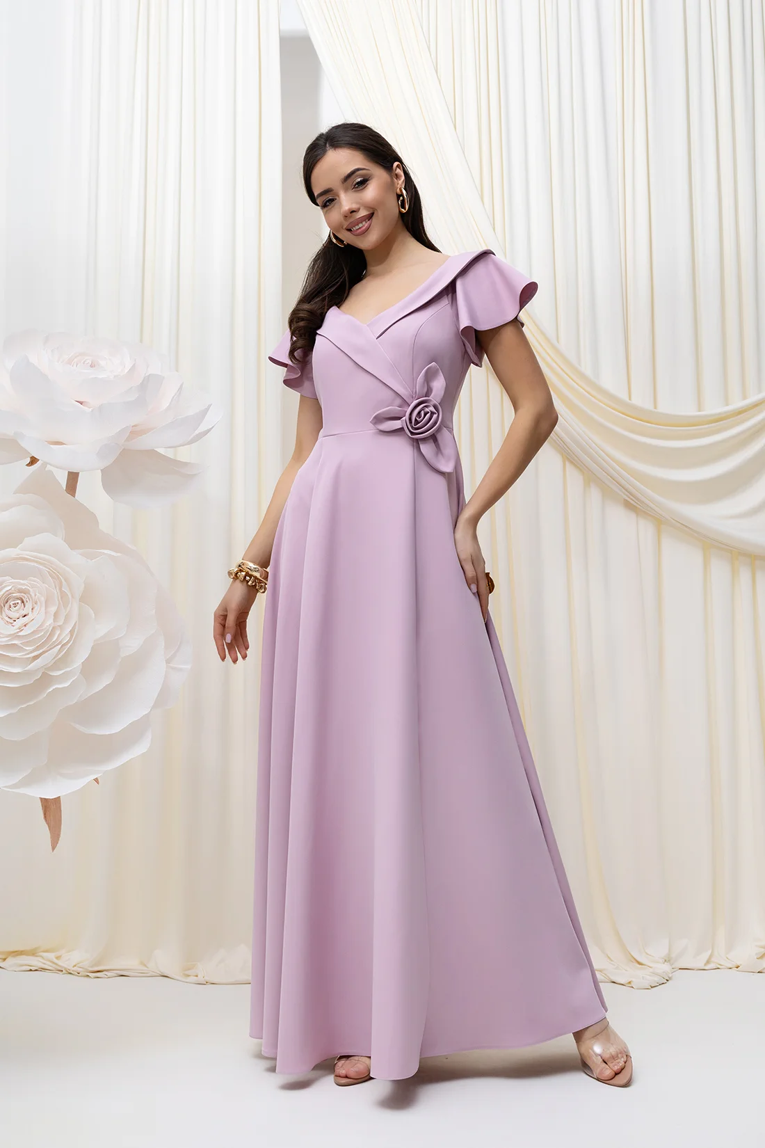 elegancka sukienka maxi z kołnierzykiem krotkimi rekawami i kwiatem modello simona pudrowy roz.webp
