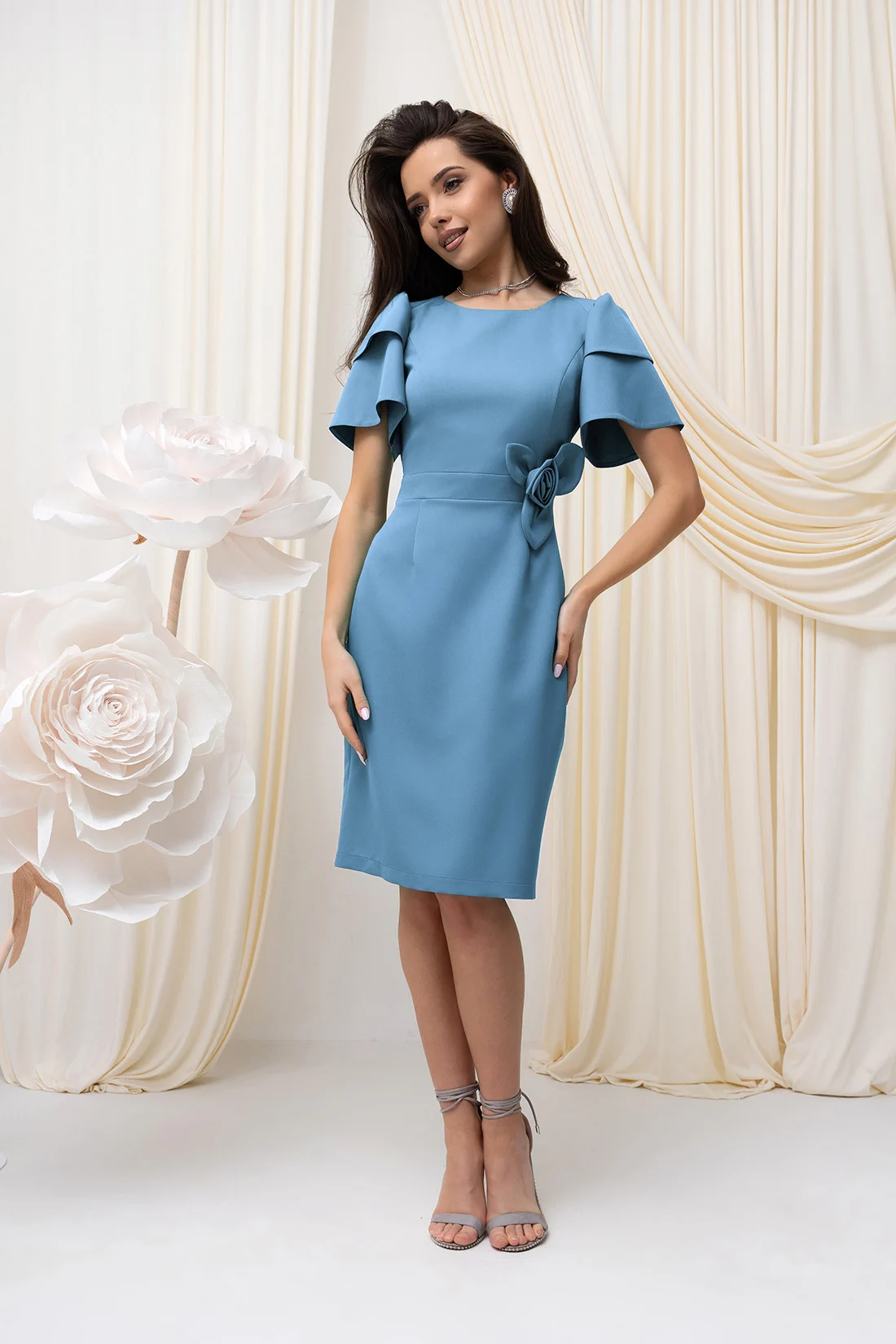 elegancka sukienka olowkowa z kwiatem modello marietta niebieska.webp