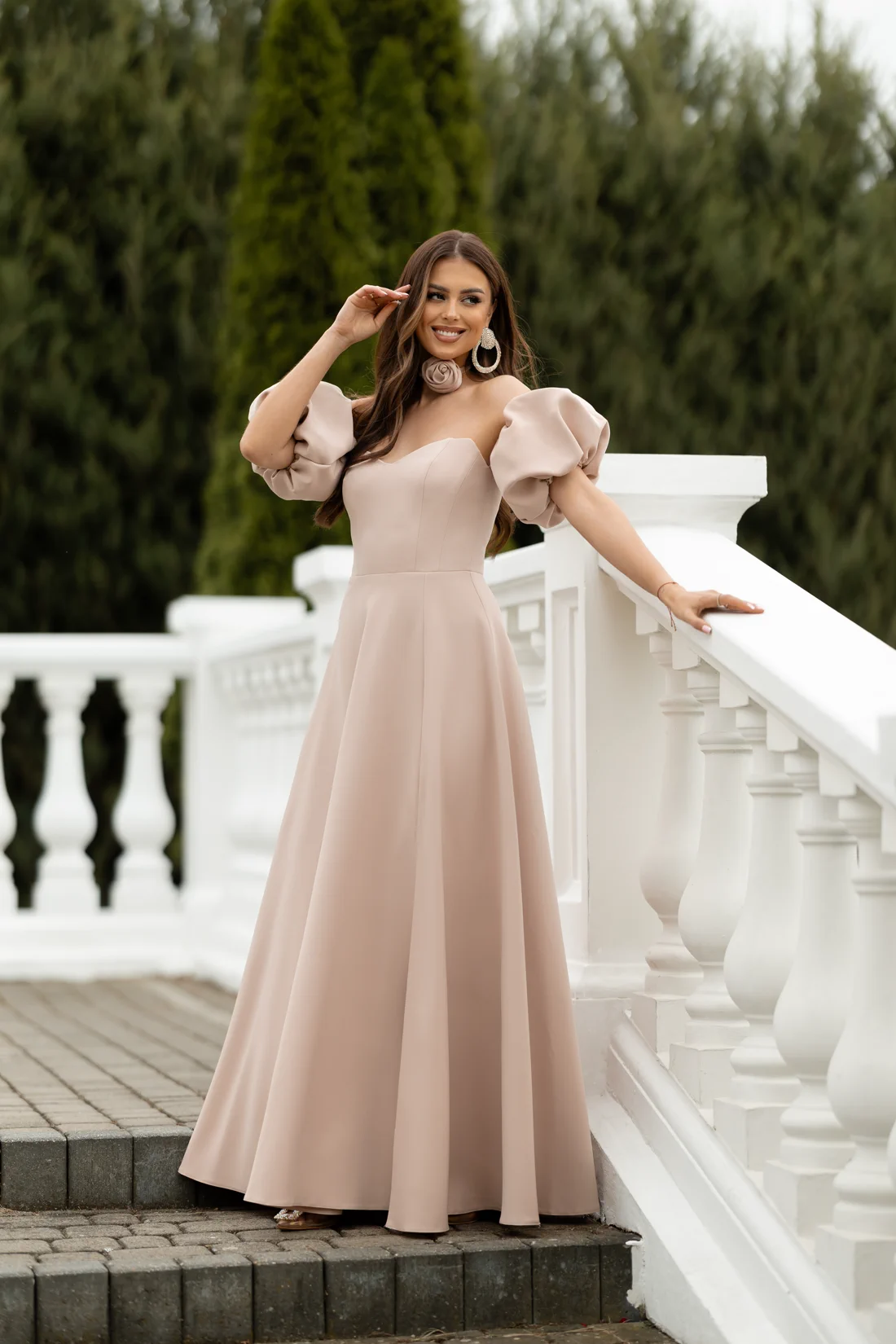 sukienka maxi gorsetowa z bufkami lacoria esmeralda bezowa.webp