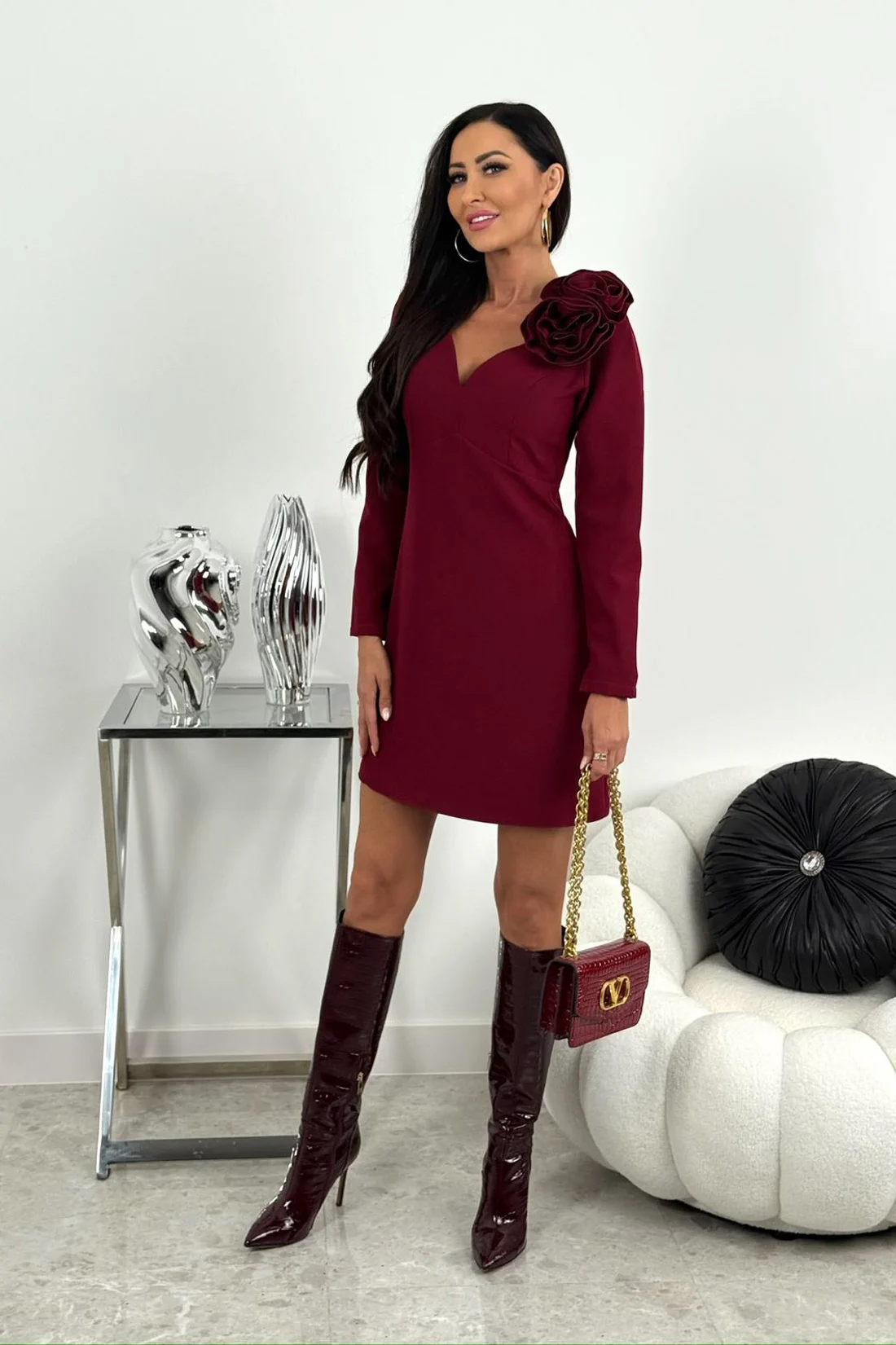 sukienka trapezowa z dlugimi rekawami i roza na ramieniu burgundowa elizabeth collection.webp