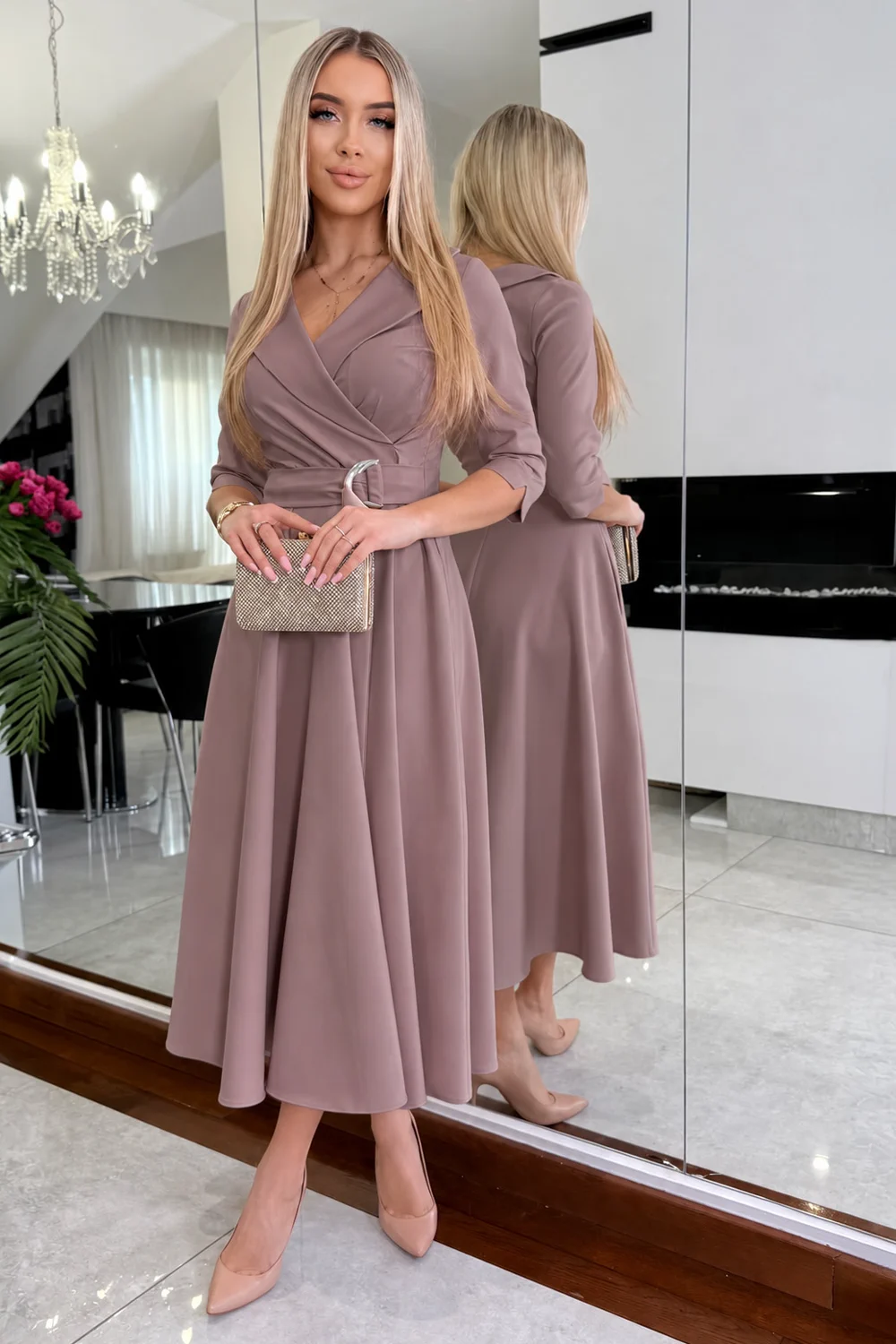 elegancka sukienka w kolorze cappuccino lekko rozkloszowana z kołnierzykiem i rękawami iwa laurette.webp